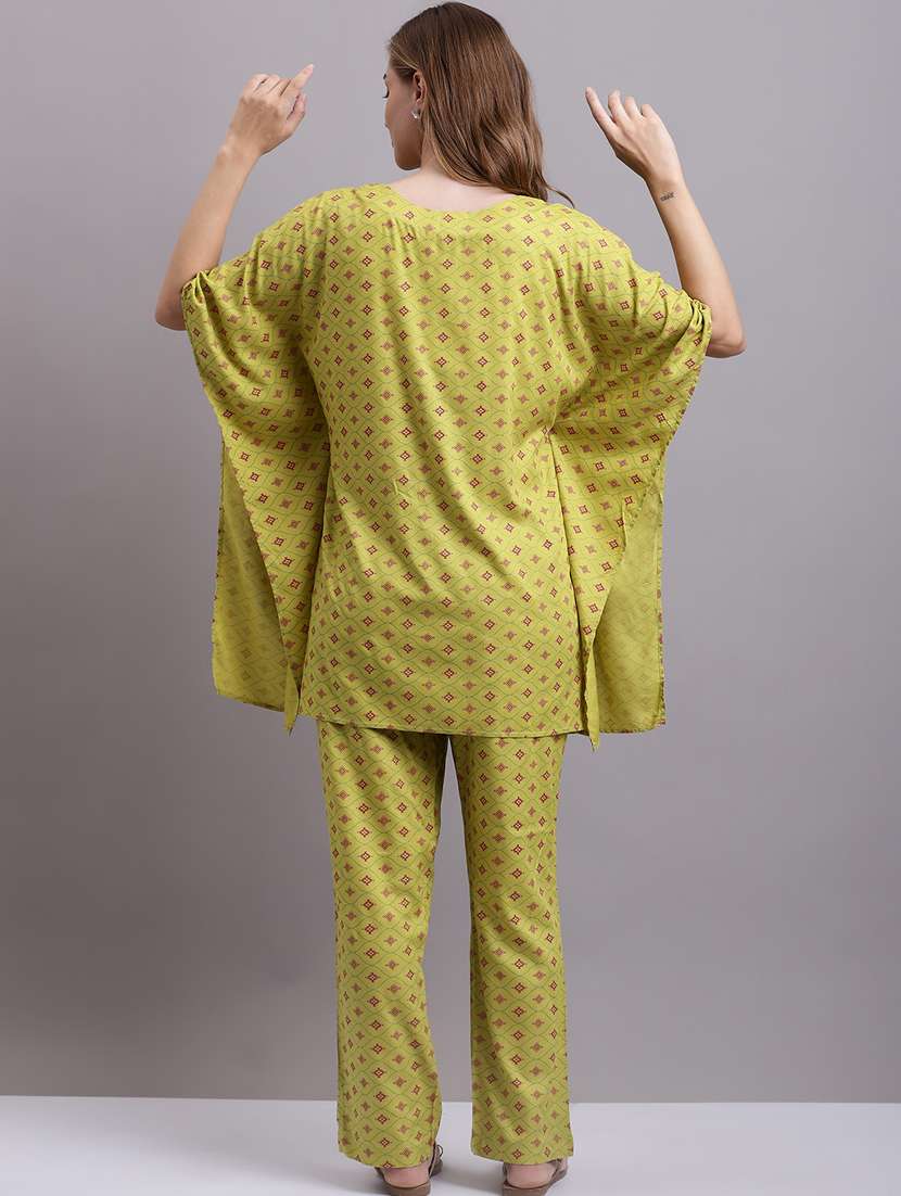 green geometric print co-ord set - 20309424 - Standard Image - 4