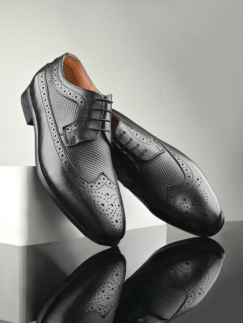 men textured black lace-up brouge - 20404207 -  Standard Image - 0