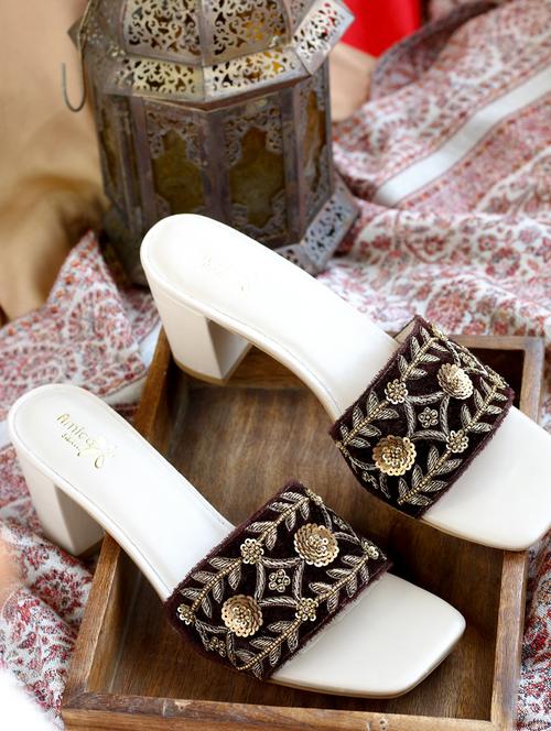 women embroidered ethnic sandals - 20406743 - Standard Image - 0