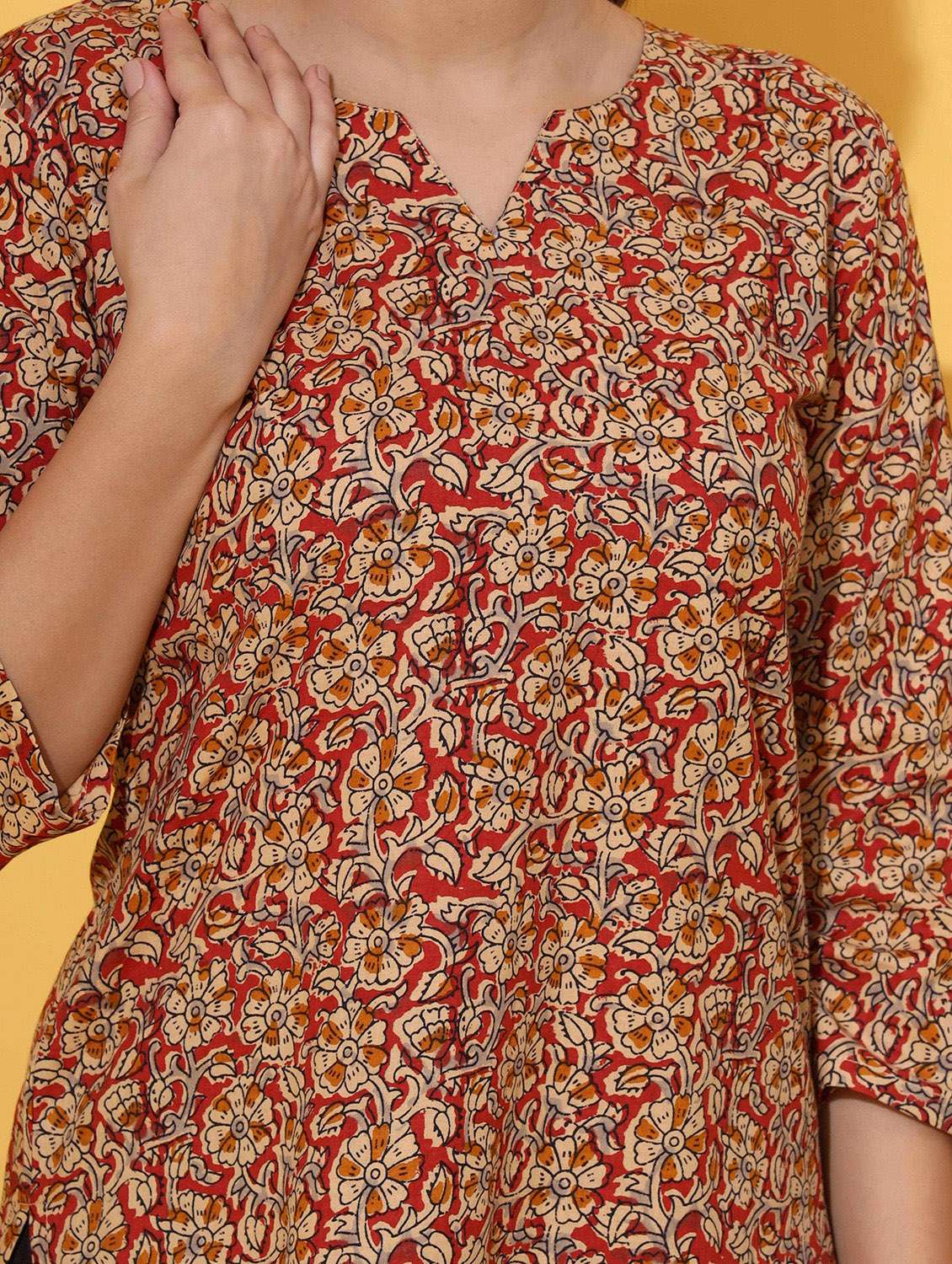 women red notch neck straight kurti - 20407219 -  Standard Image - 4