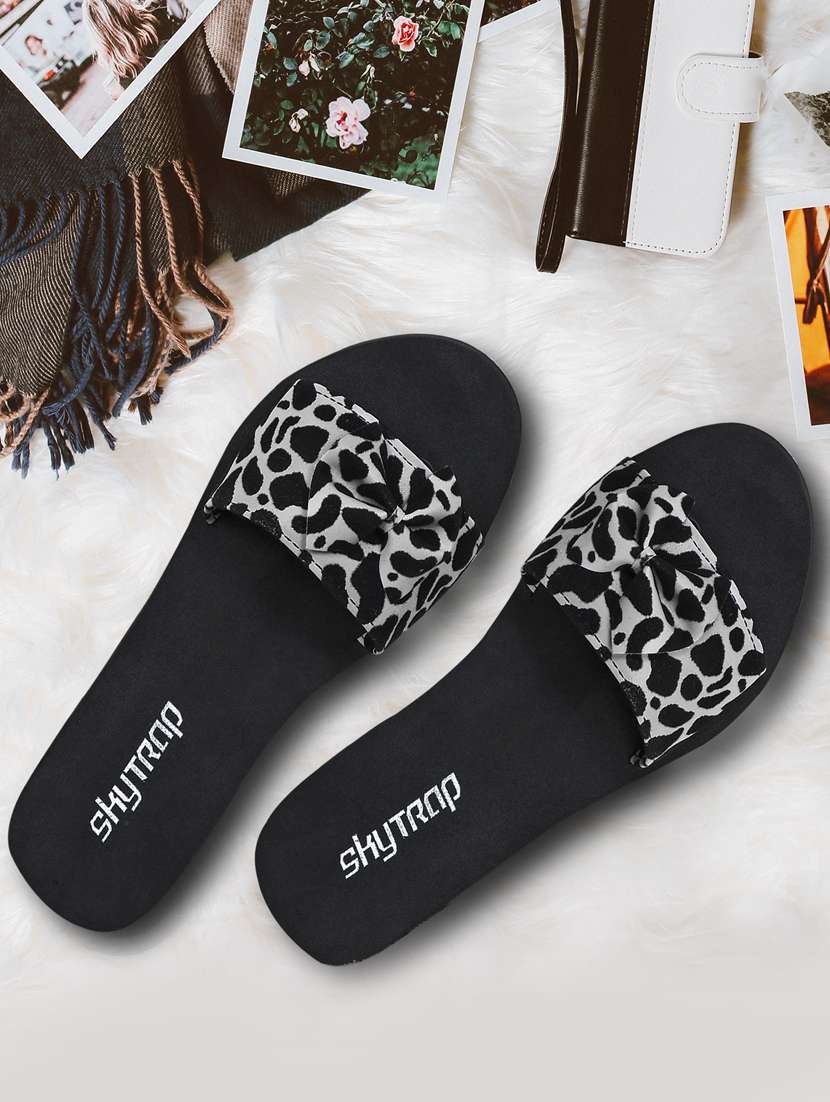 women animal printed black flip flops