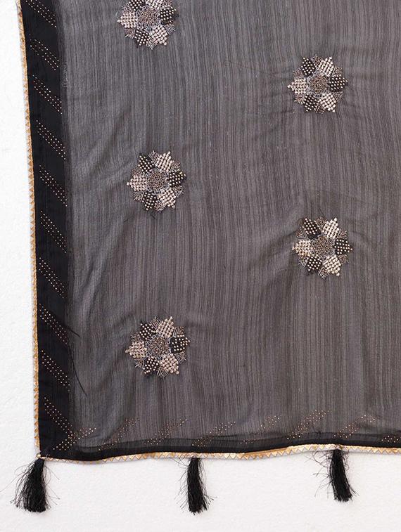 black solid with work saree - 20433956 - Standard Image - 4