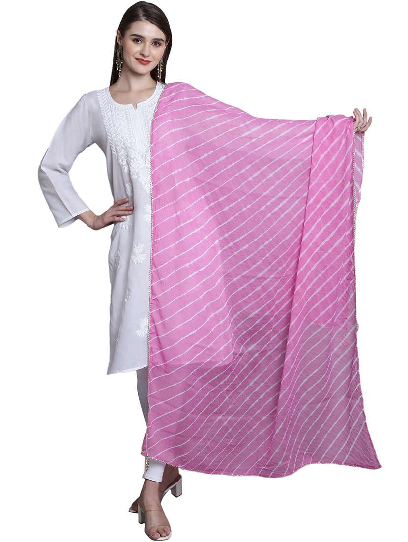 women pink leheriya print dupatta