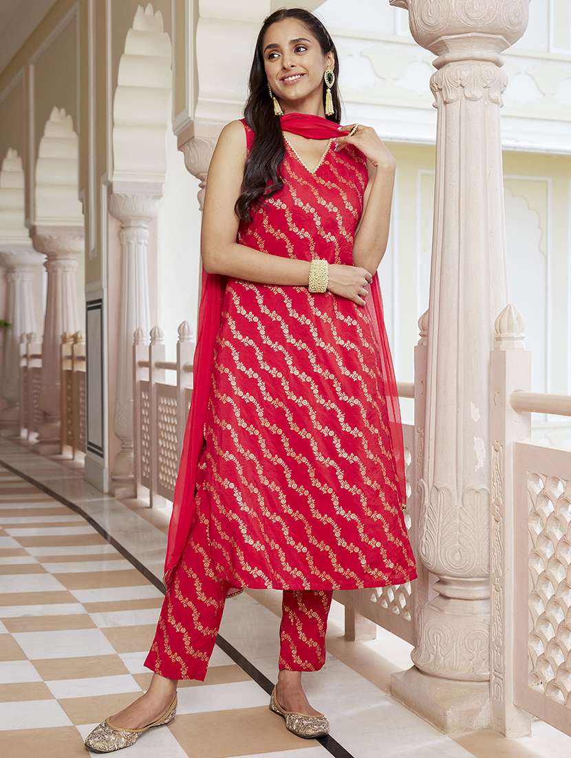 women red sleeveless kurta pant with dupatta set