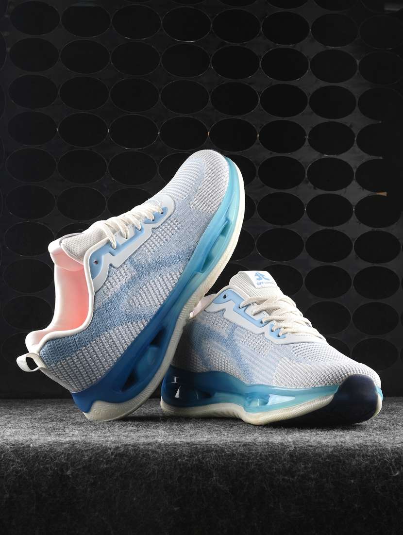 men light blue sport shoe