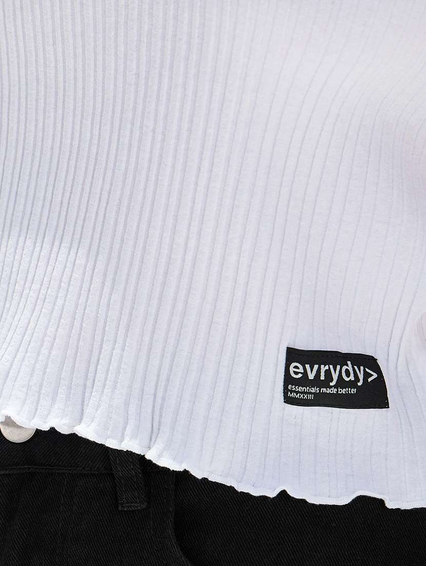 white solid crop top - 20500679 - Standard Image - 4