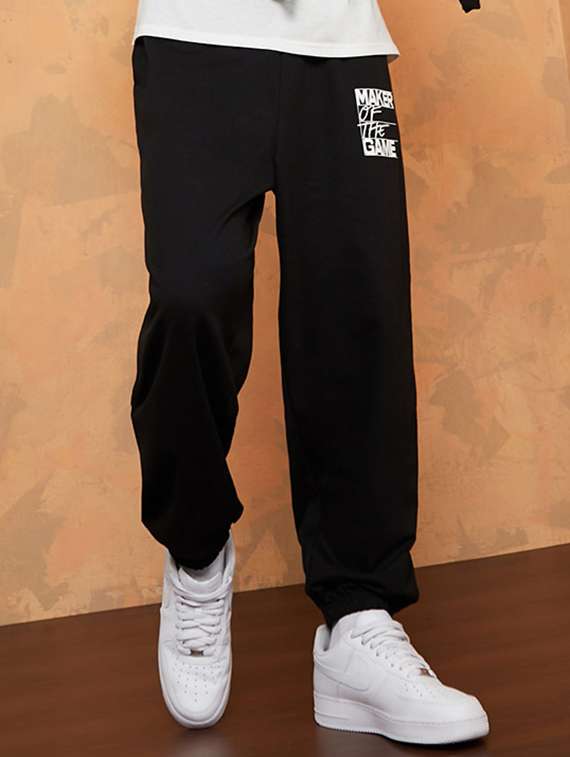 men black typographic mid rise jogger