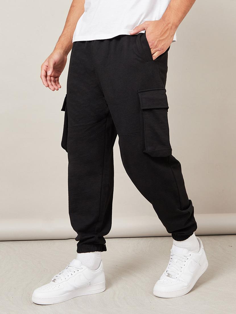 men balck solid mid rise jogger - 20509311 - Zoom Image - 0