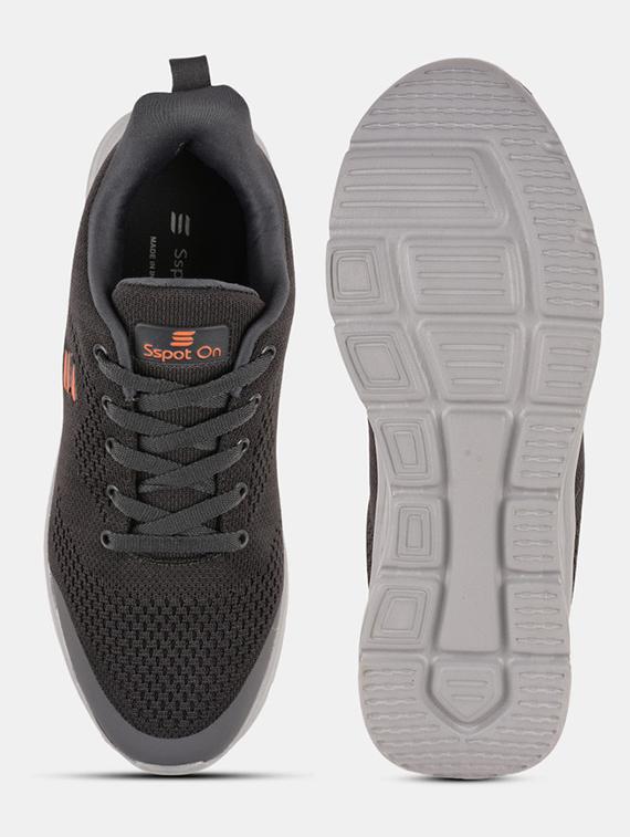 men lace up running shoes - 20512878 - Standard Image - 4