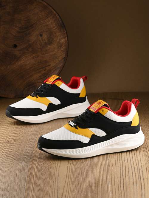 men lace up sports shoes - 20538685 -  Standard Image - 0