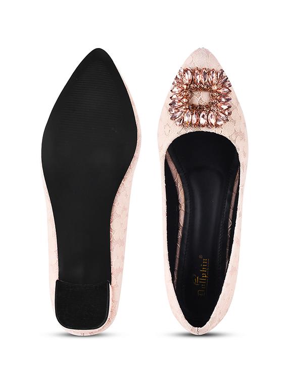 women self design brooch embellished pump heels - 20551546 - Standard Image - 4