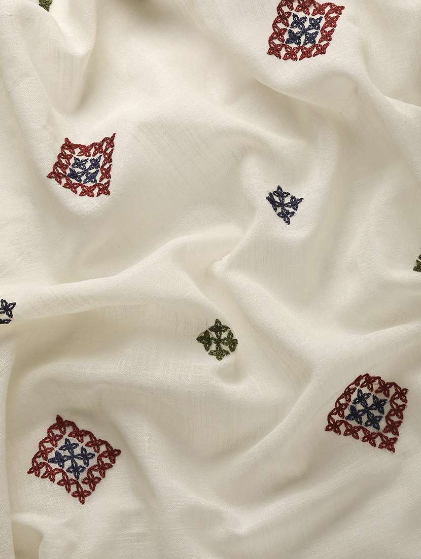 women cream embroidered saree with blouse - 20604330 - Standard Image - 4