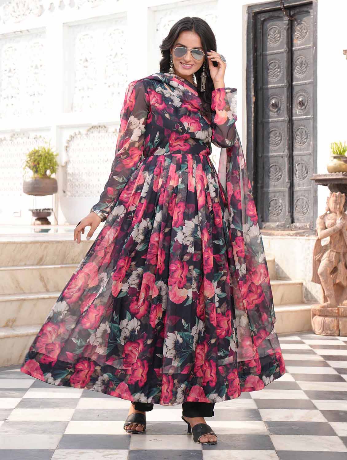 women black floral printed kurta pant set with dupatta - 20645971 -  Standard Image - 1