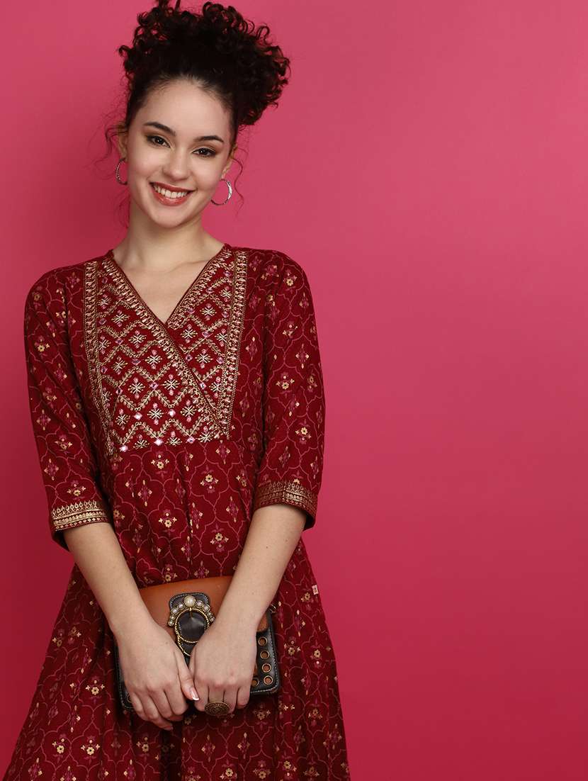 maroon three quarter sleeve straight kurta - 20685934 -  Standard Image - 4