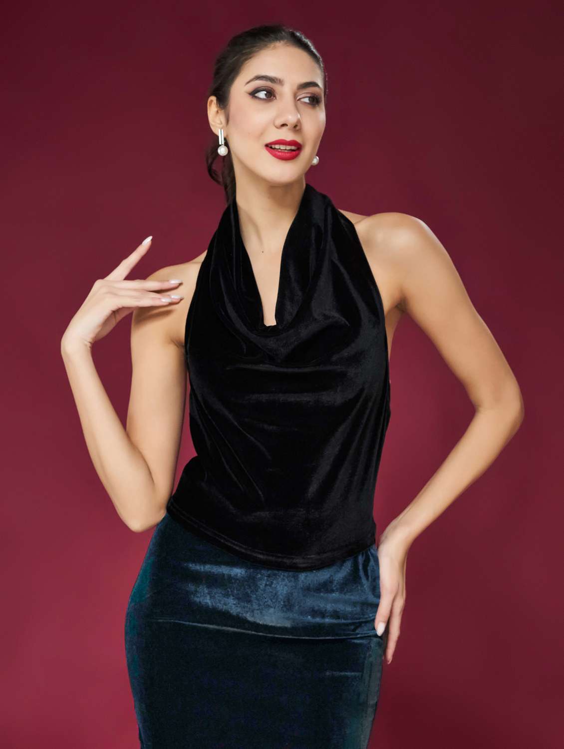 women solid halter neck velvet top