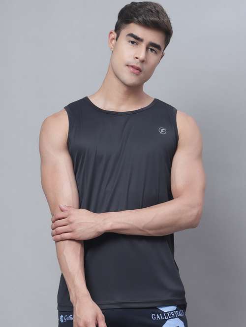 men black round neck t-shirt - 20757348 - Standard Image - 0