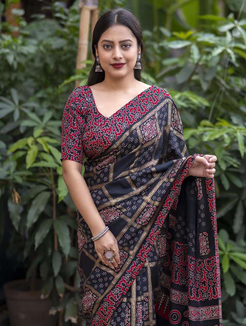 women black printed saree with blouse - 20820696 -  Standard Image - 1