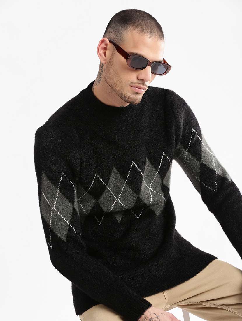 men long sleeved geometric pullover - 20960849 -  Standard Image - 4