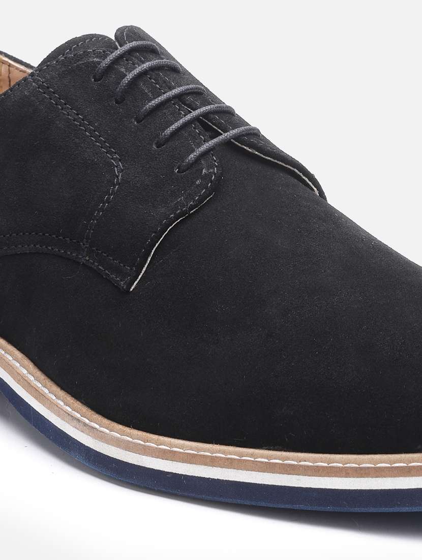 men black solid casual shoes - 21047973 -  Standard Image - 6