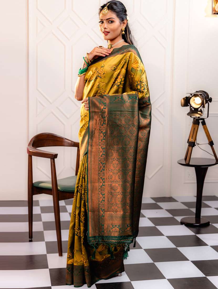 women floral printed bordered saree with blouse - 21068395 -  Standard Image - 1
