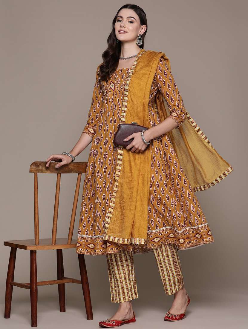 women three quarter sleeve kurta pant with dupatta set - 21087671 - Standard Image - 1