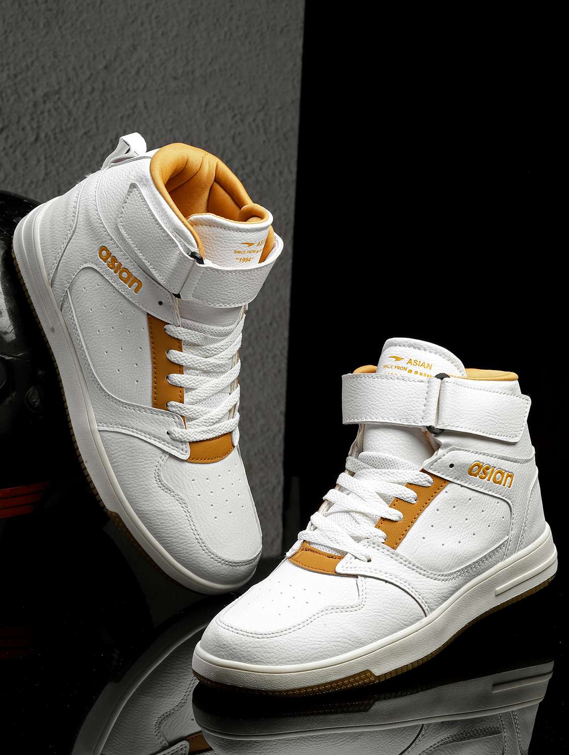 men white lace up sneakers