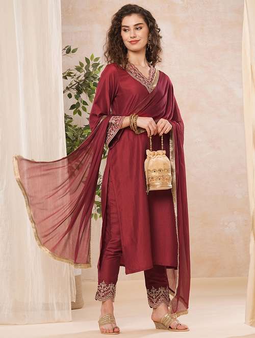 women maroon embroidered v-neck bell sleeve kurta set with fringed chiffon dupatta - 21116302 - Standard Image - 0