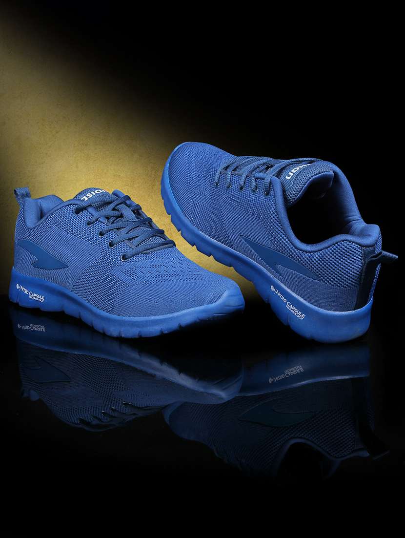 men lace up sport shoes