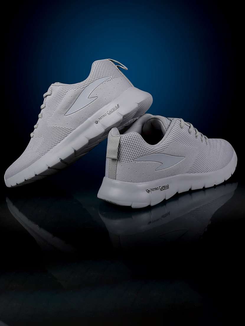 men lace up sport shoes