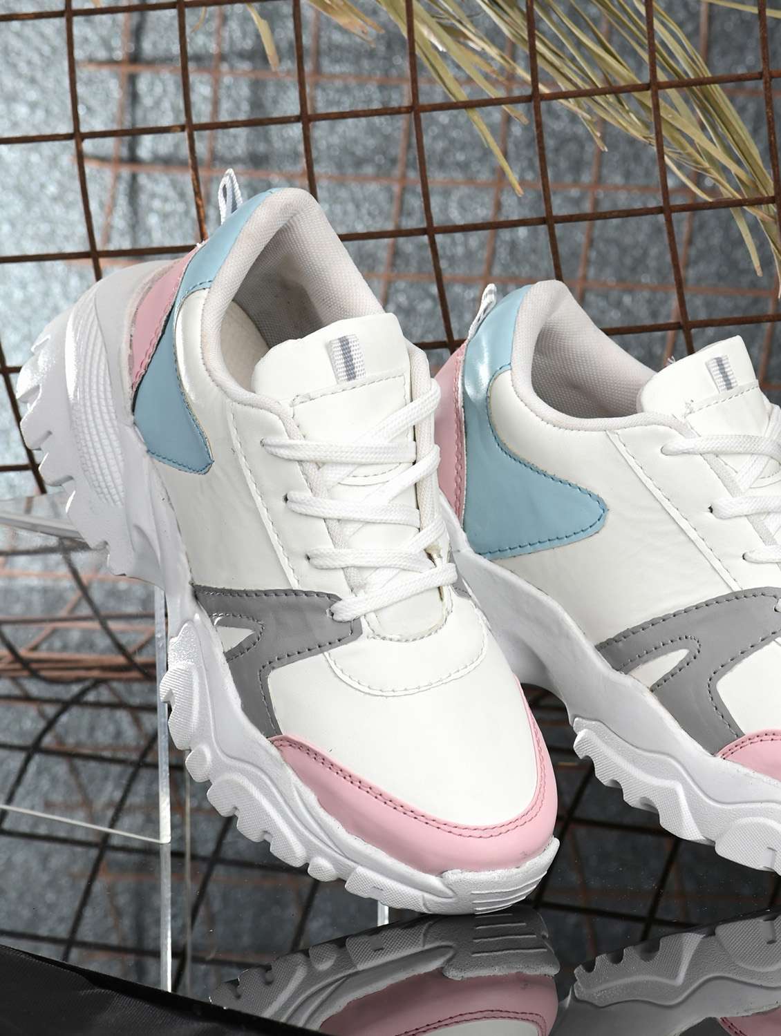 white lace-up detailed sports shoes