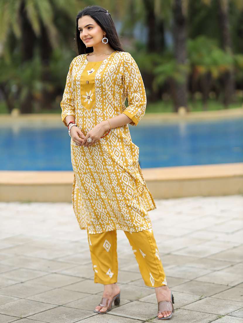 women three quarter sleeve kurta pant set