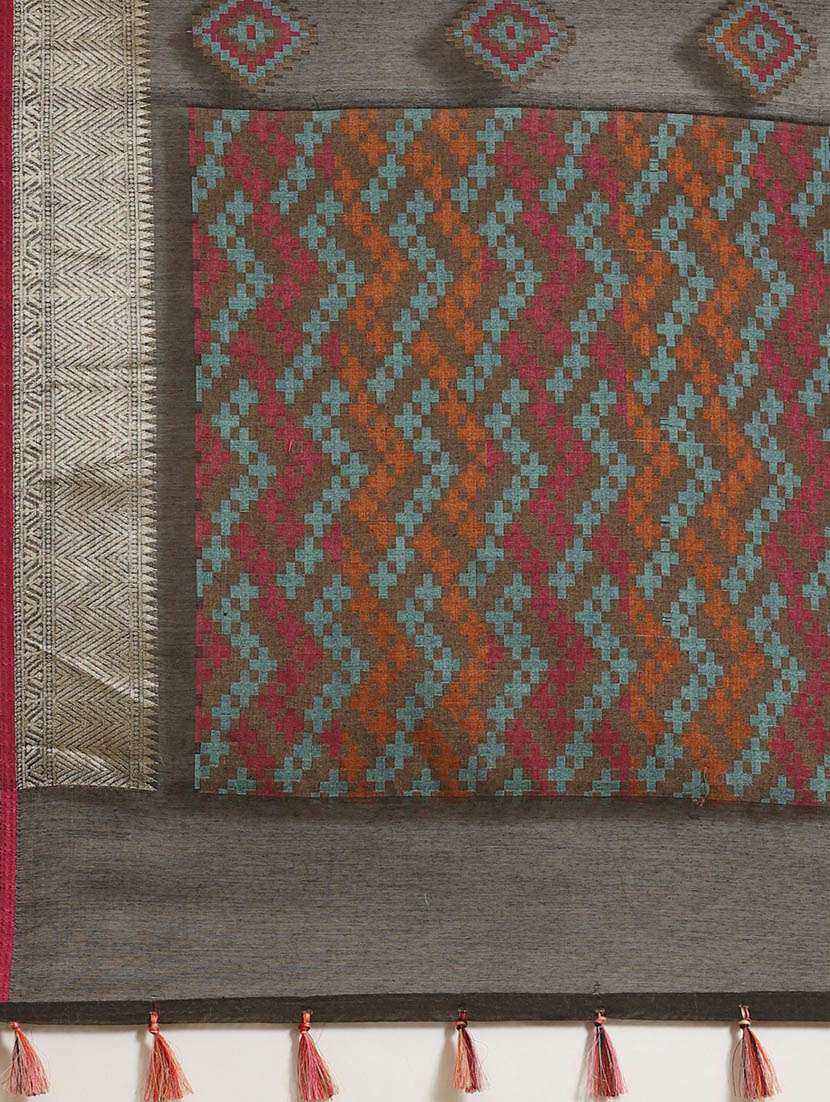 women self design handloom saree with blouse - 21185604 - Standard Image - 4