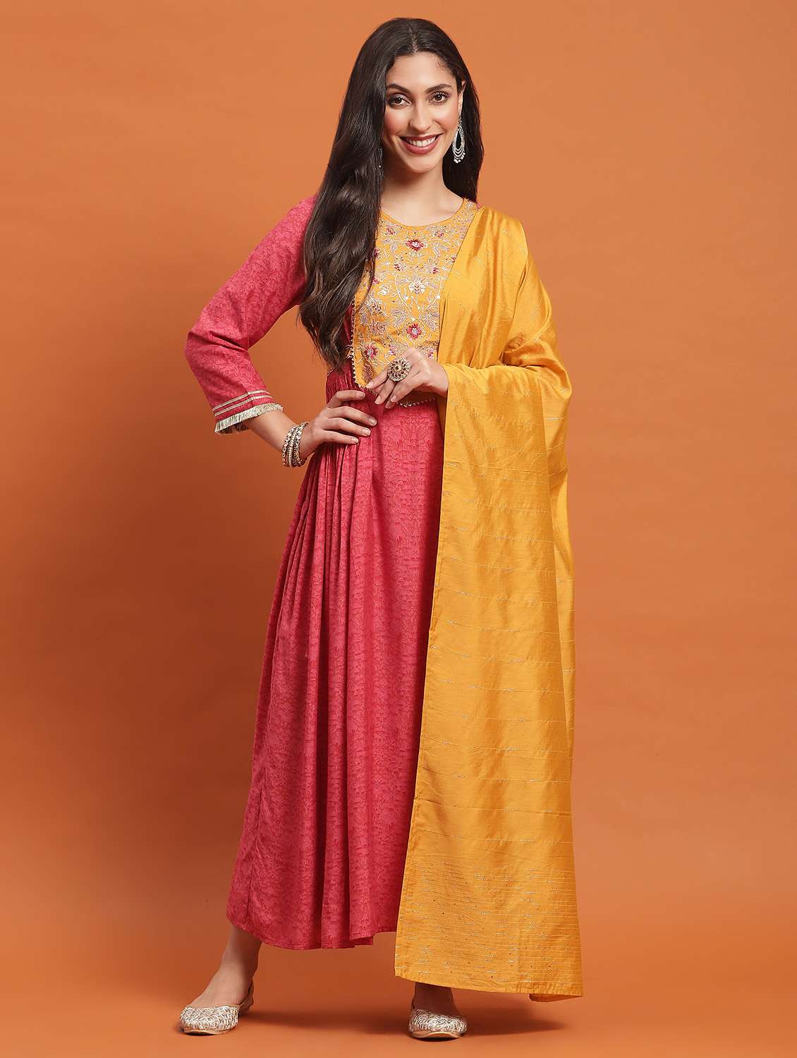 women round neck kurta dupatta set - 21221728 -  Standard Image - 4