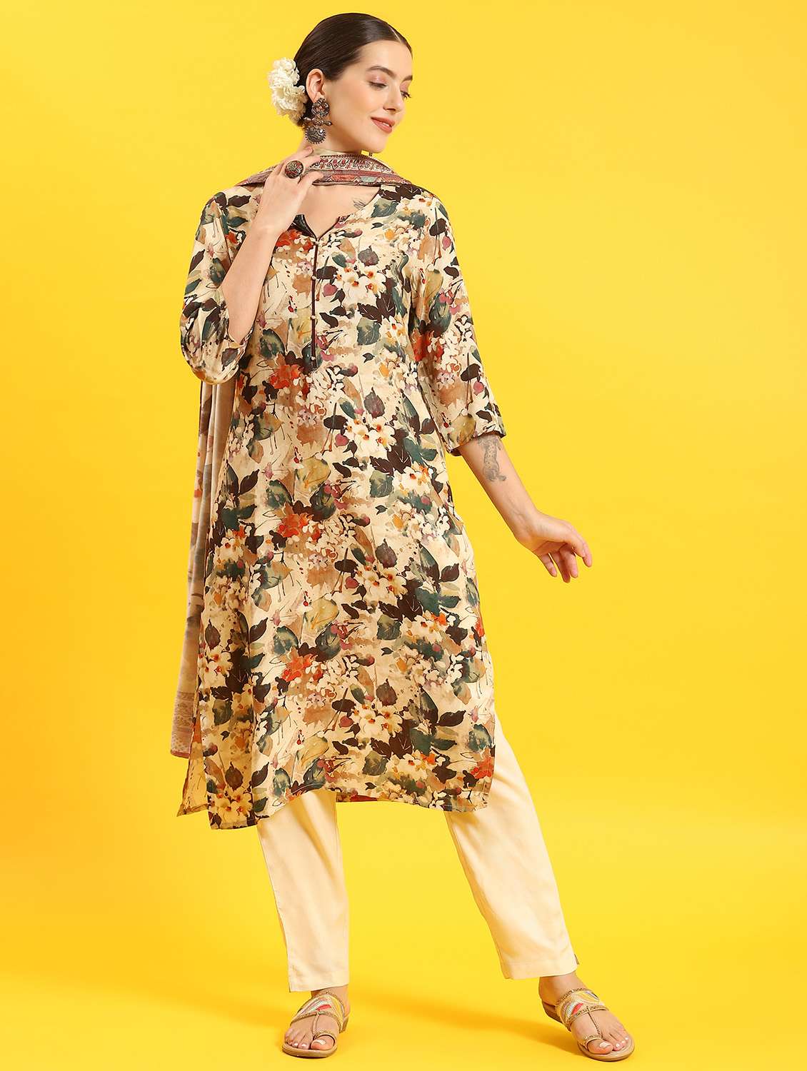 women floral kurta pant set with dupatta - 21221729 -  Standard Image - 4
