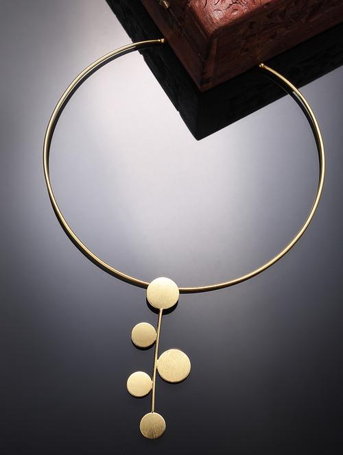 gold metal short necklace - 21279326 - Standard Image - 0