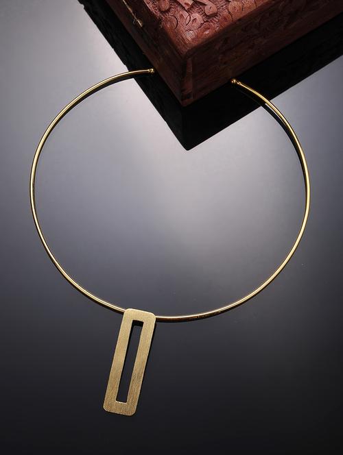 gold metal short necklace - 21279336 -  Standard Image - 0