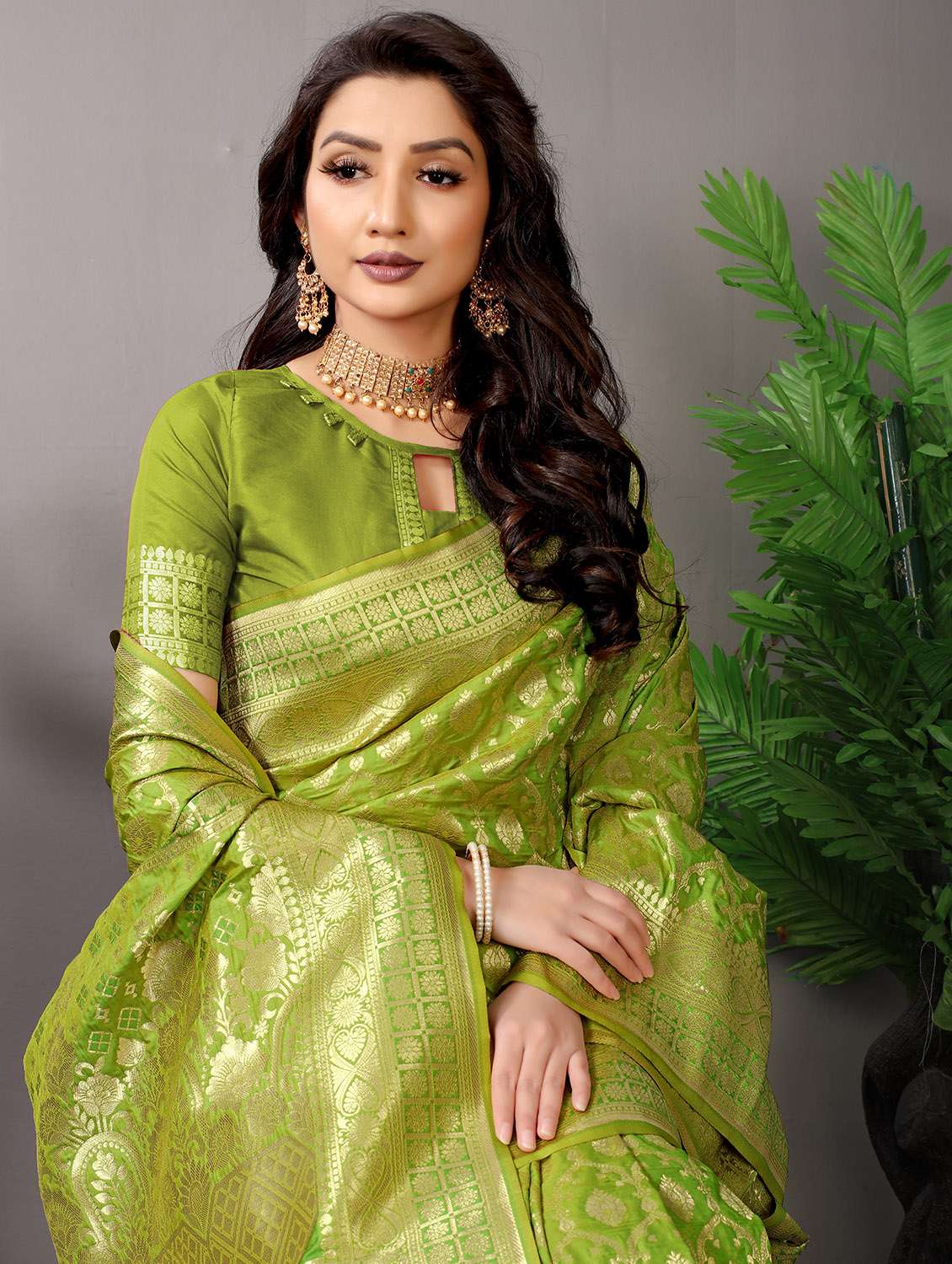 women self design banarasi saree with blouse - 21290113 - Standard Image - 1