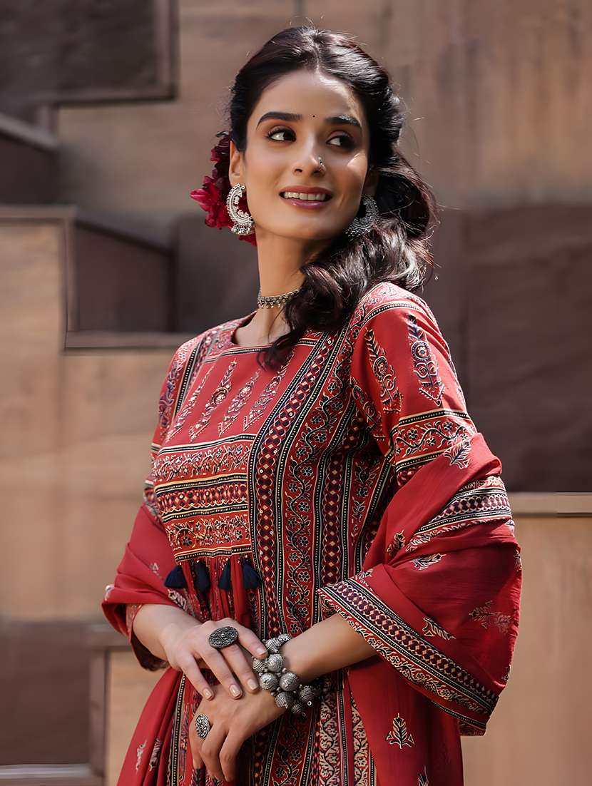 women three quarter sleeve anarkali kurta pant with dupatta set - 21295643 - Standard Image - 4