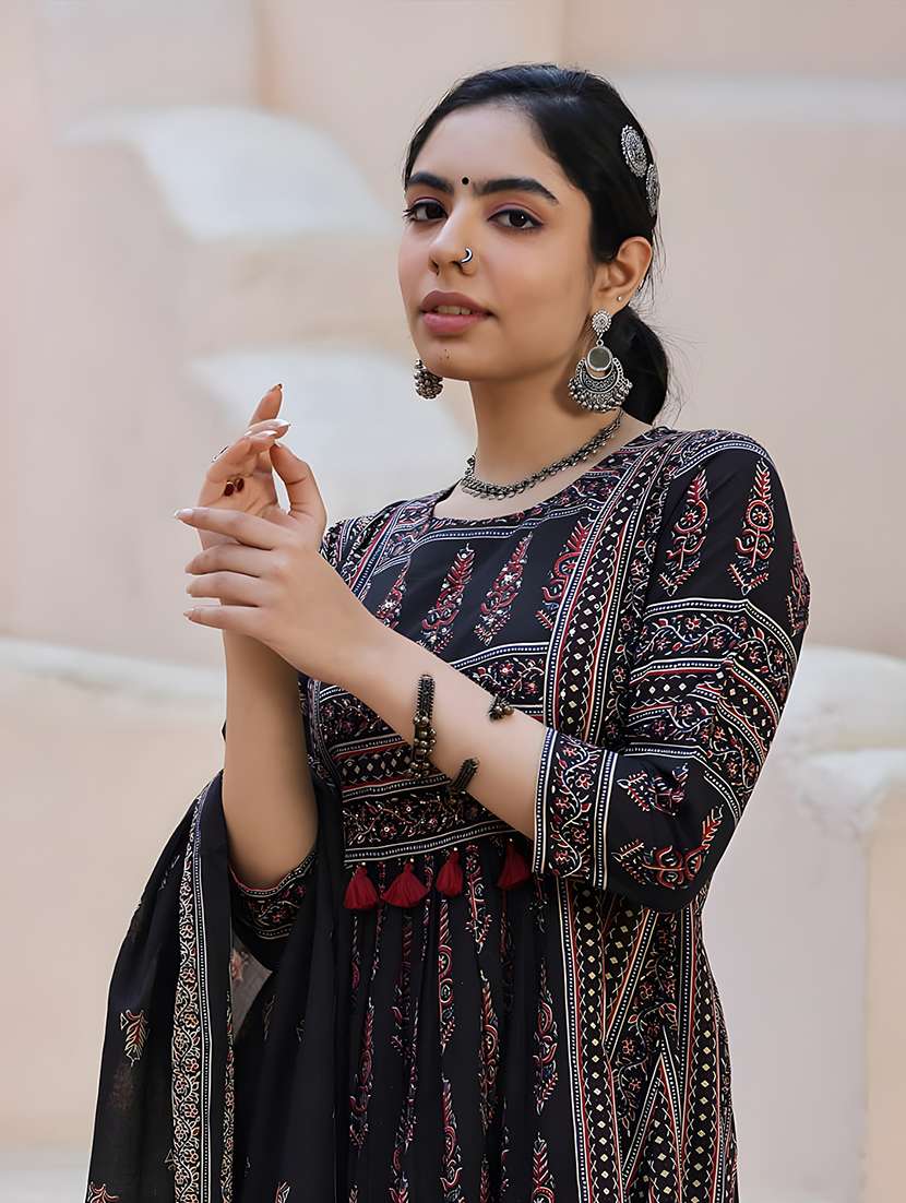 women black kurta dupatta set - 21308833 - Standard Image - 4