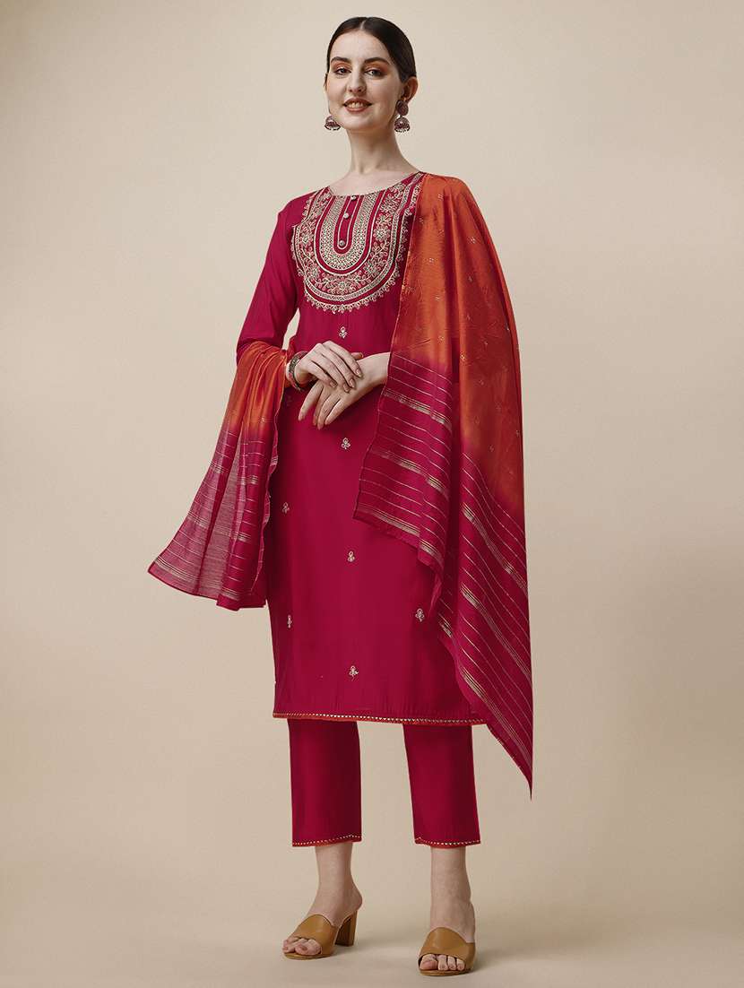 women pink kurta dupatta set