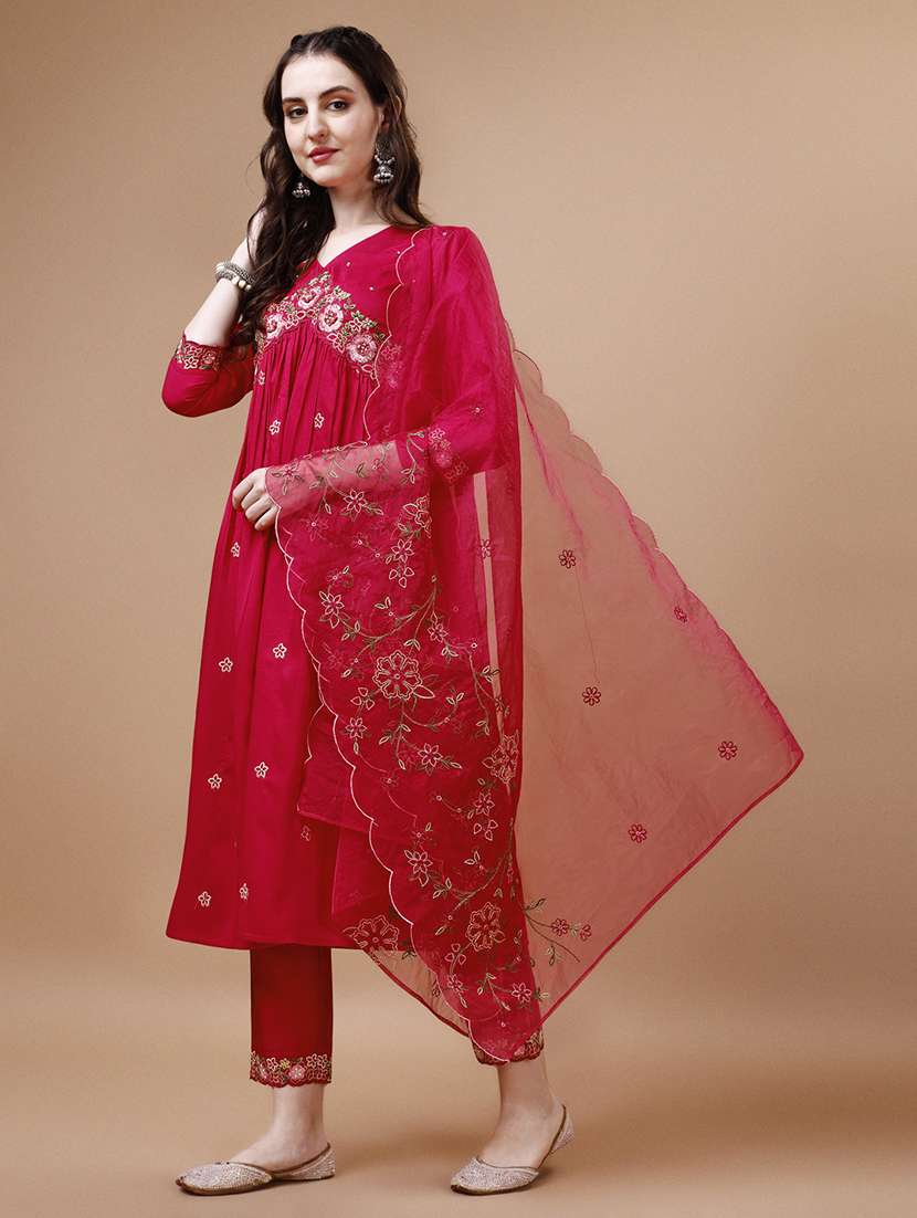 women pink kurta dupatta set