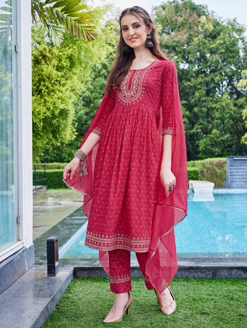 women pink kurta dupatta set