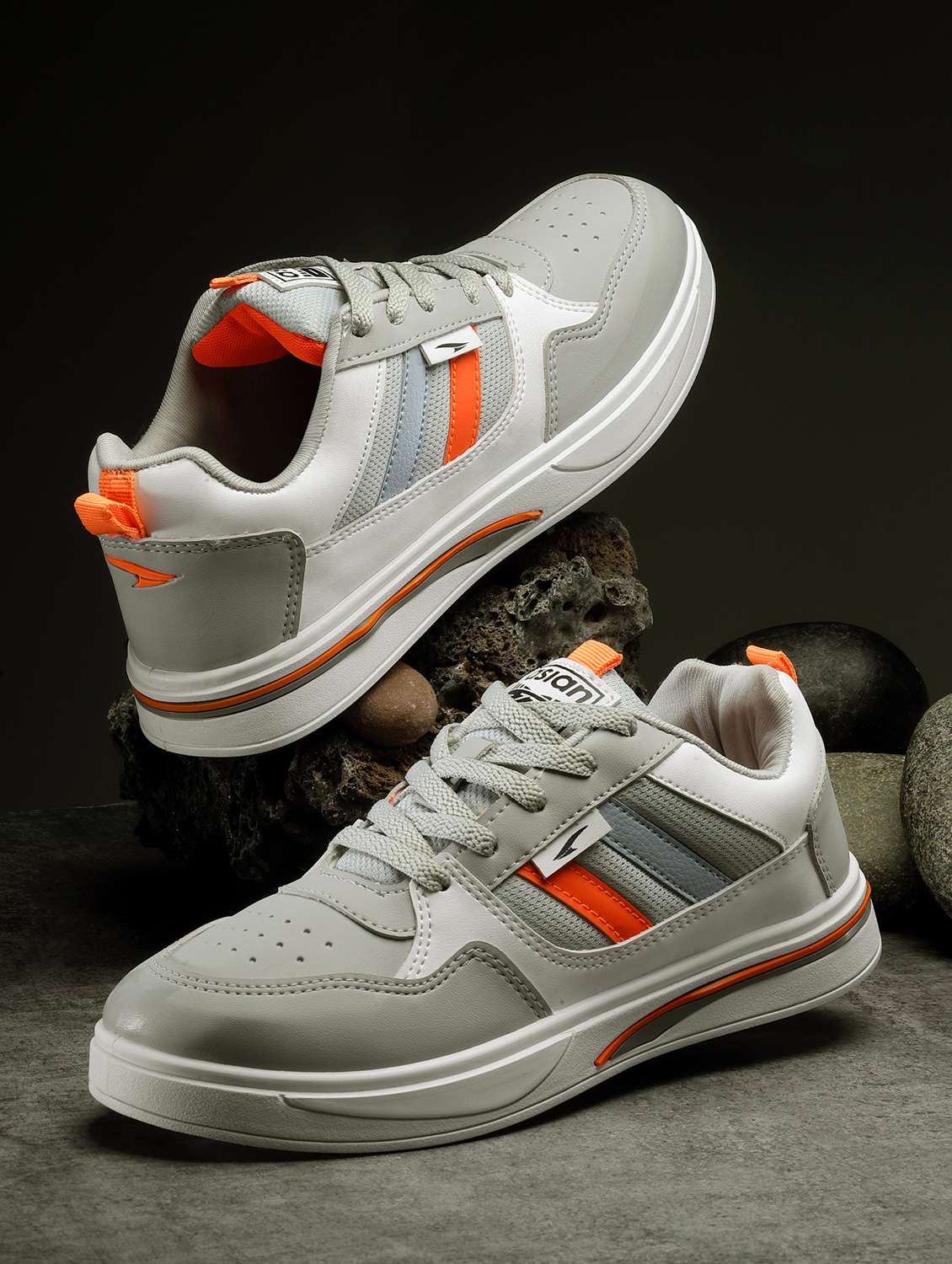 men solid lace up sneakers