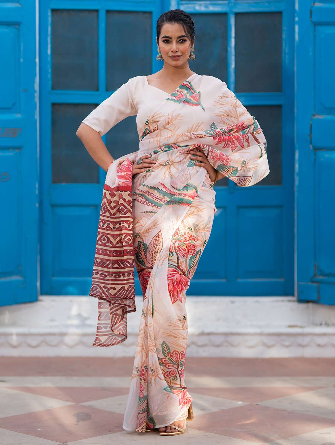 women cream floral printed saree with blouse