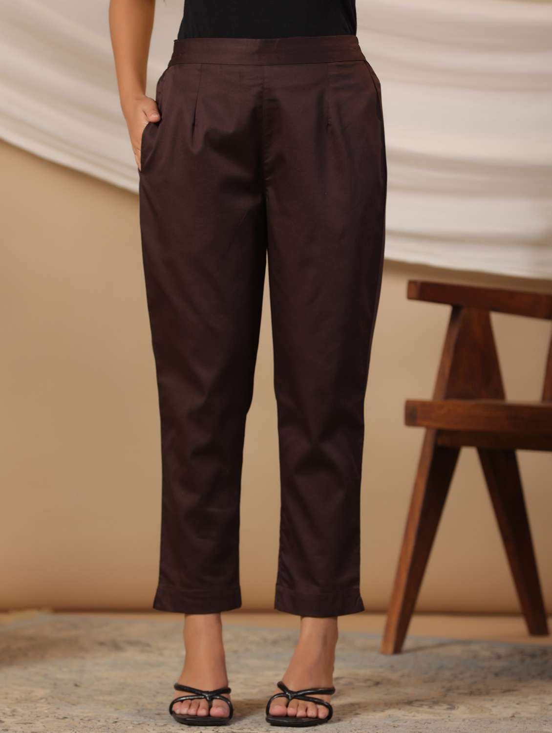 women solid mid rise cigarette pant