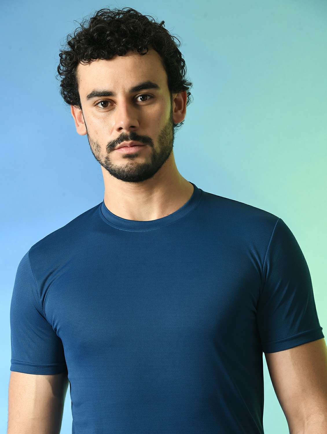 men round neck plain t-shirt - 21340511 -  Standard Image - 4