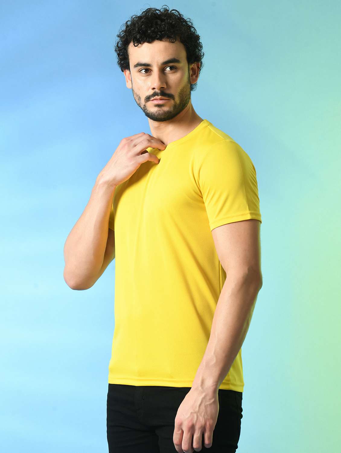 men round neck plain t-shirt - 21340517 -  Standard Image - 1