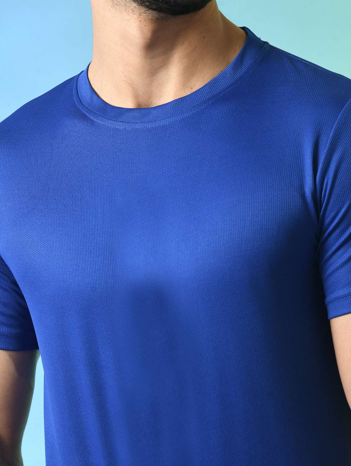 men round neck plain t-shirt - 21340519 -  Standard Image - 4