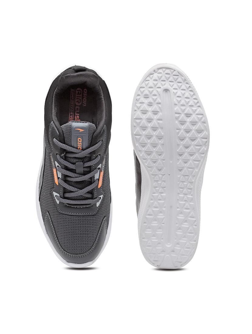 men lace up sports shoes - 21353789 - Standard Image - 4