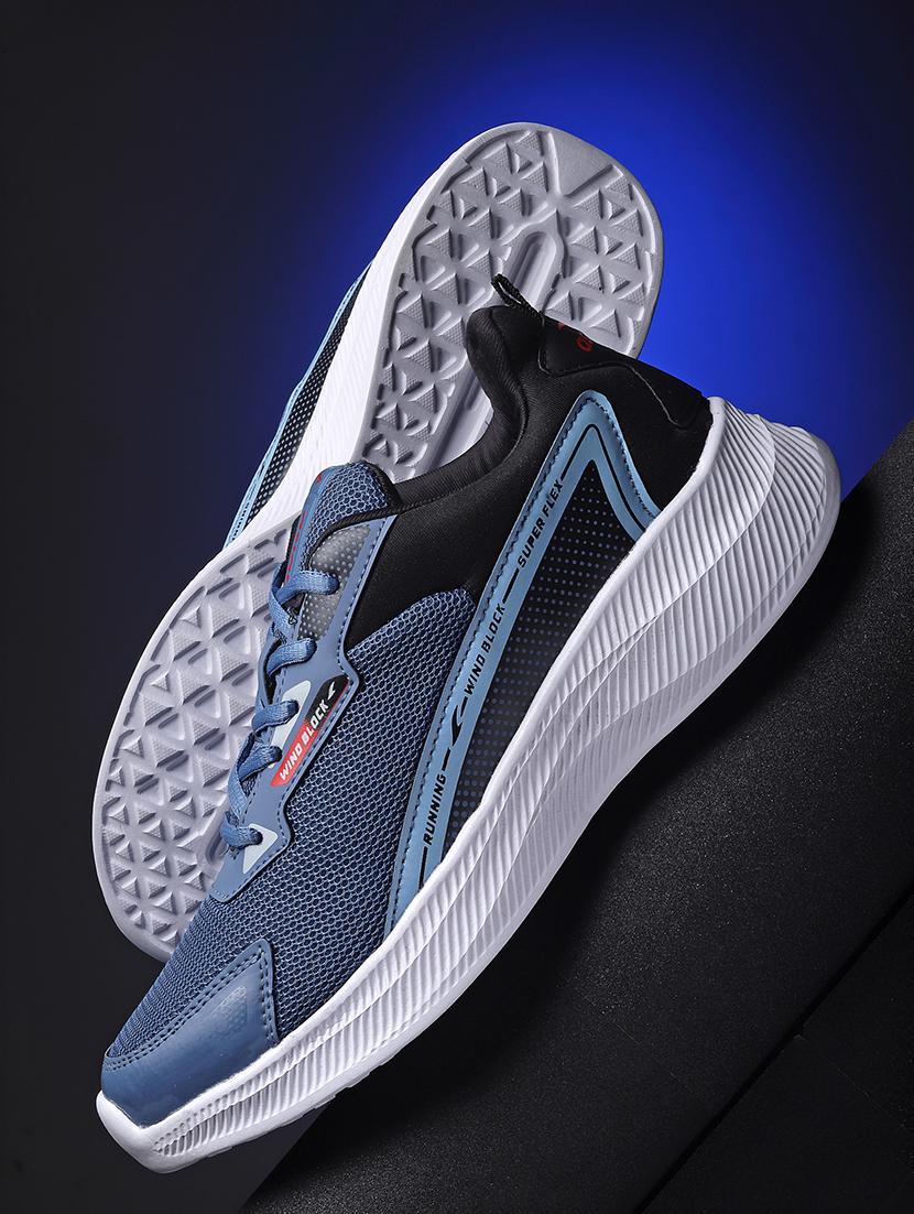 men lace up sports shoes - 21353790 -  Zoom Image - 0